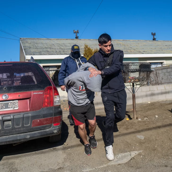 Dos jóvenes detenidos y una CPU secuestrada tras el robo que se registró en el Tribunal de Cuentas Dos jóvenes detenidos y una CPU secuestrada tras el robo que se registró en el Tribunal de Cuentas