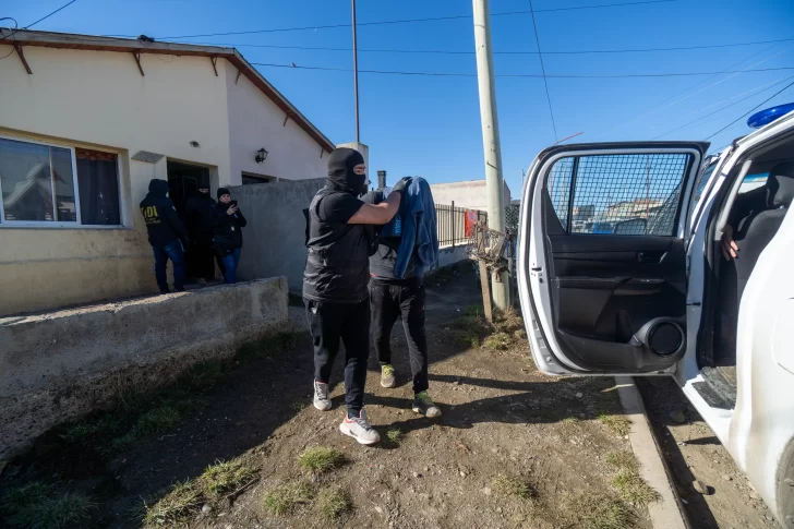  El segundo sospechoso tras ser detenido por la Policía. FOTO: LEANDRO FRANCO/ LA OPINIÓN AUSTRAL