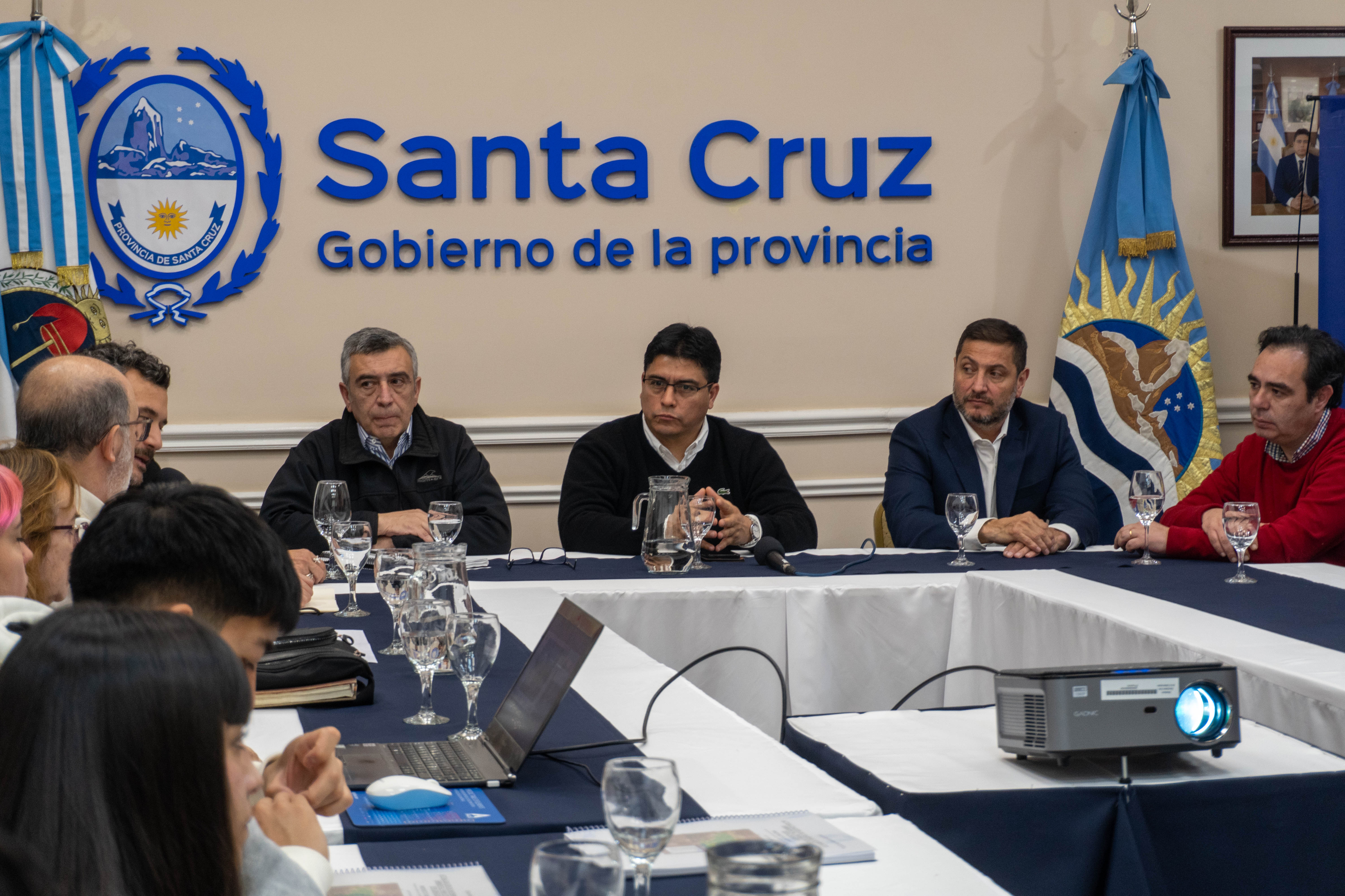  El gobernador Claudio Vidal encabezó el anuncio. FOTO: LEANDRO FRANCO/ LA OPINIÓN AUSTRAL