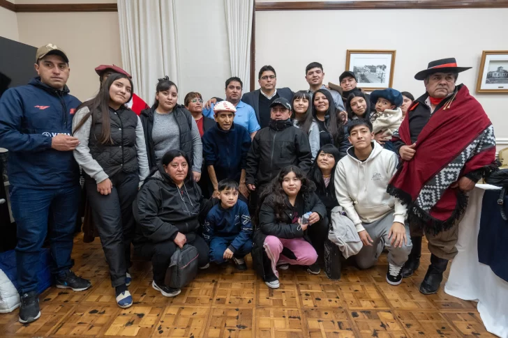 La comunidad originaria que llegó desde Las Heras, junto al gobernador Claudio Vidal. FOTO: LEANDRO FRANCO/ LA OPINIÓN AUSTRAL