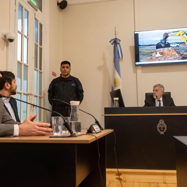 Investigan por daño agravado al extitular de Vialidad Nacional por derribar el monumento a Osvaldo Bayer Investigan por daño agravado al extitular de Vialidad Nacional por derribar el monumento a Osvaldo Bayer