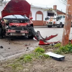 Un auto chocó contra una columna de alumbrado y terminó con dos heridos