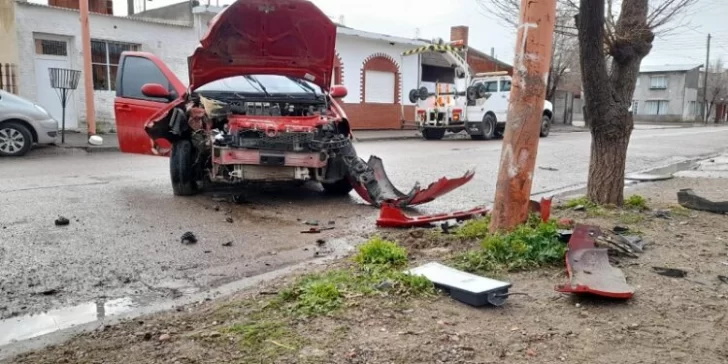 Un auto chocó contra una columna de alumbrado y terminó con dos heridos