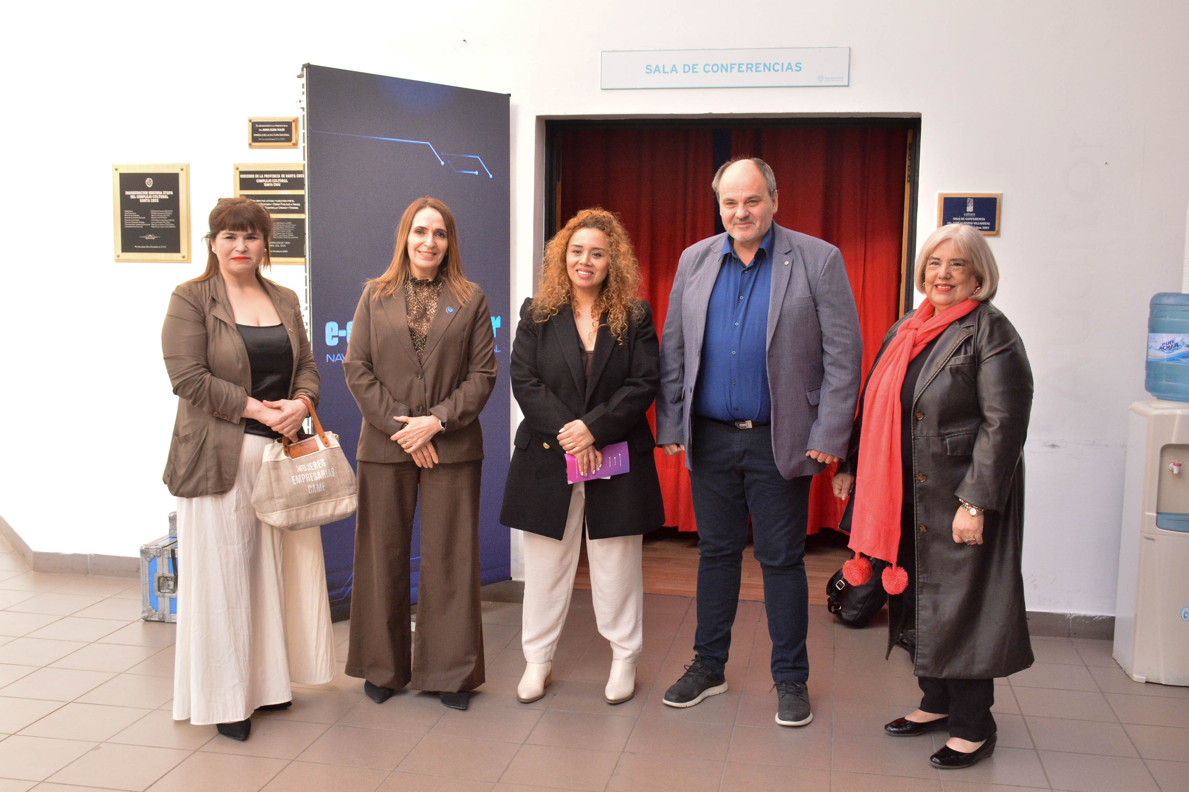  Con la presencia de la ministra de la Producción, Comercio e Industria, Nadia Ricci; la ministra Secretaría General de la Gobernación, Cecilia Borselli; el secretario de Estado de Comercio e Industria, Paulo Lunzevich; el presidente de Santa Cruz Puede S.A.U., Gustavo Sívori; y representantes de Federaciones de Santa Cruz, de la Cámara de Comercio e Industrias de distintas localidades, de Bancos, de empresas de Logística, CAPPEMA, Pymes, y emprendedores, se llevó adelante el acto de apertura de “e-commerceSUR: Navegando el futuro comercial de Santa Cruz”