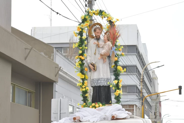  La imagen del patrono del pan y el trabajo encabezó la caravana de autos hasta el Santuario San Cayetano. Foto: José Silva/La Opinión Austral