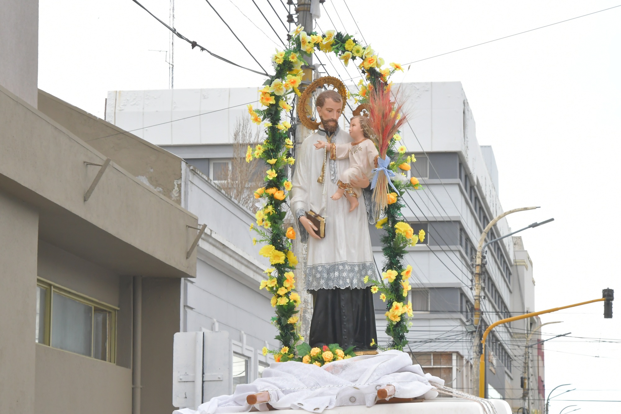  La imagen del patrono del pan y el trabajo encabezó la caravana de autos hasta el Santuario San Cayetano. Foto: José Silva/La Opinión Austral