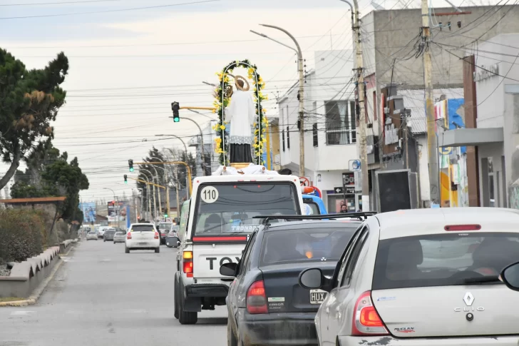  La caravana transitó por avenida San Martín y calle Santa Fe hasta Jofré de Loaiza, donde se ubica el santuario. Foto: José Silva/La Opinión Austral