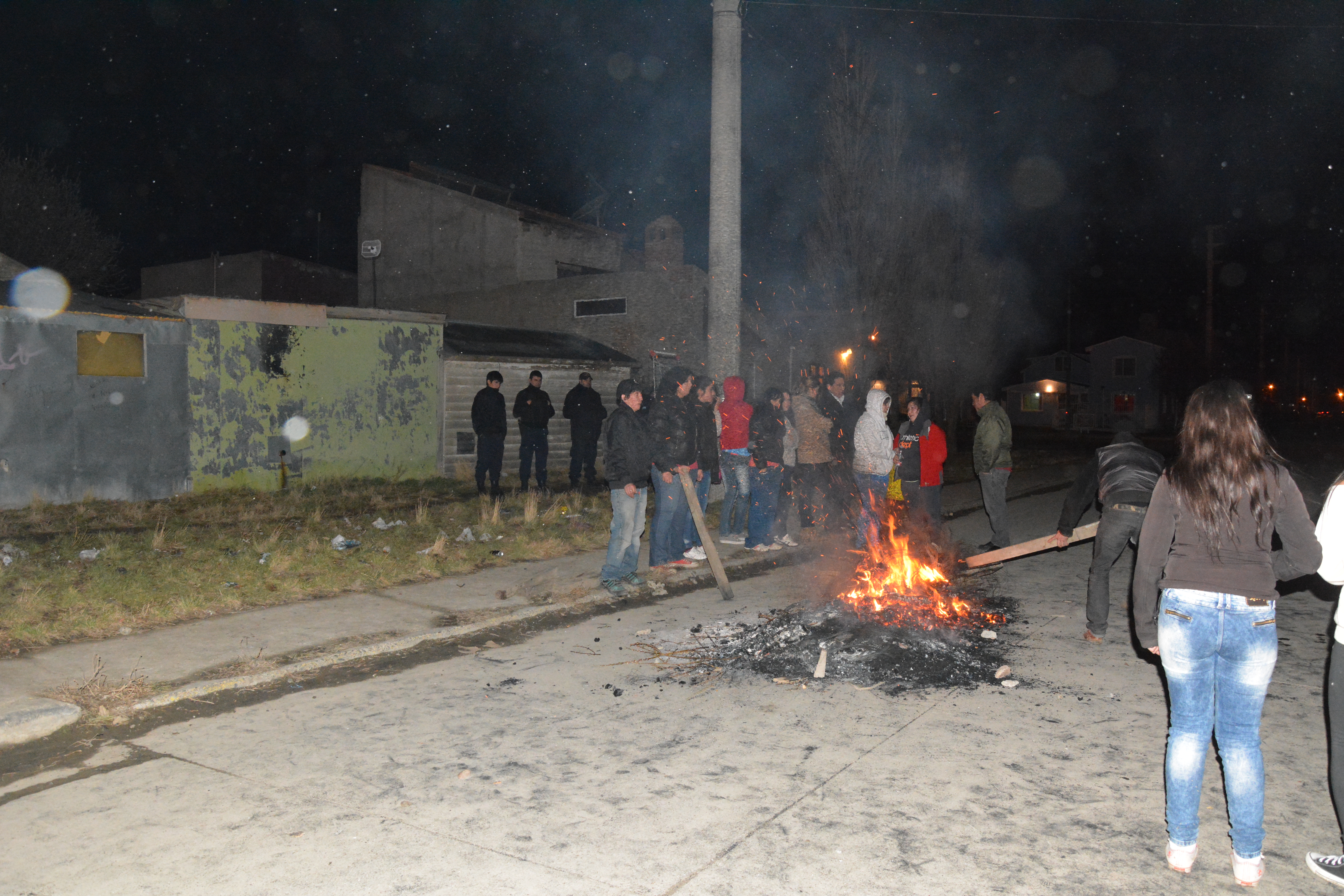  Año 2014. Vecinos de Río Gallegos escracharon la casa de KarlA Orellano y Carlos Tortello, padres de Abigail. FOTO: ARCHIVO LA OPINIÓN AUSTRAL.