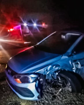 Un camión y un auto casi chocan de frente por la presencia de neblina