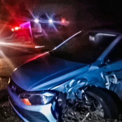 Un camión y un auto casi chocan de frente por la presencia de neblina