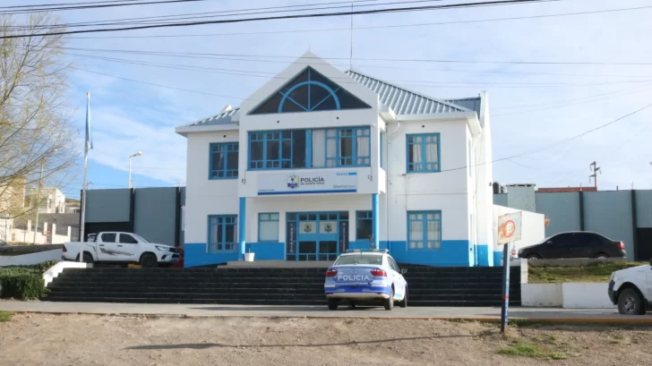 Llegó ebrio a la casa, le pegó a la madre de 52 años, insultó a personal de la Policía y fue detenido