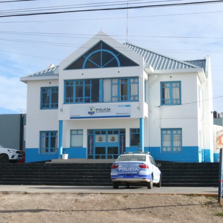 Llegó ebrio a la casa, le pegó a la madre de 52 años, insultó a personal de la Policía y fue detenido