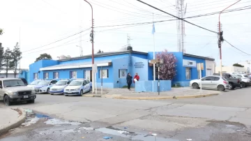 Insultó a su padre, a los policías, terminó siendo reducido y detenido por contraventor Insultó a su padre, a los policías, terminó siendo reducido y detenido por contraventor