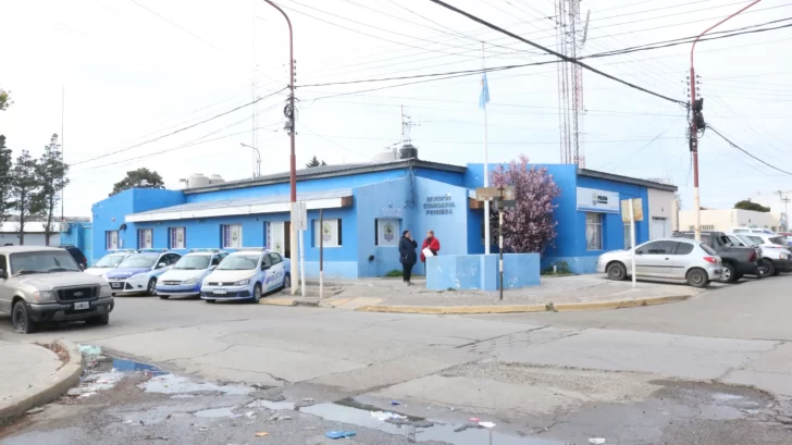 Insultó a su padre, a los policías, terminó siendo reducido y detenido por contraventor