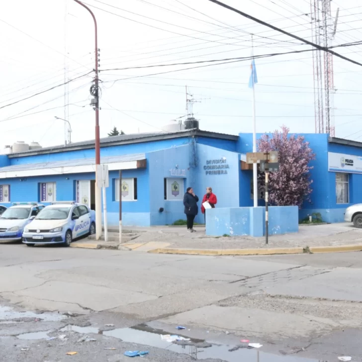 Insultó a su padre, a los policías, terminó siendo reducido y detenido por contraventor Insultó a su padre, a los policías, terminó siendo reducido y detenido por contraventor