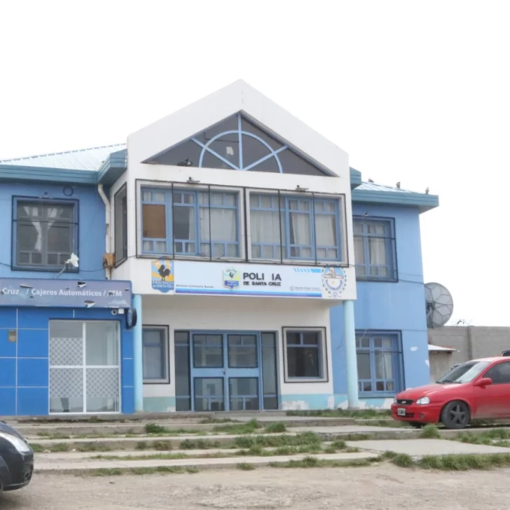 Ladrones robaron una puerta de hierro y causan daños en una obra en construcción de Caleta Olivia