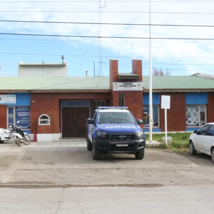 Acusado de abusar de su hijastra fue golpeado por otros detenidos en una comisaría de Santa Cruz Acusado de abusar de su hijastra fue golpeado por otros detenidos en una comisaría de Santa Cruz