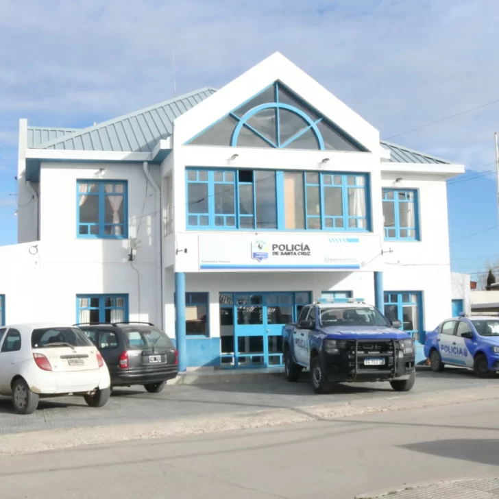 Golpeó a una mujer, la amenazó con un cuchillo y se atrincheró en un domicio de Caleta Golpeó a una mujer, la amenazó con un cuchillo y se atrincheró en un domicio de Caleta