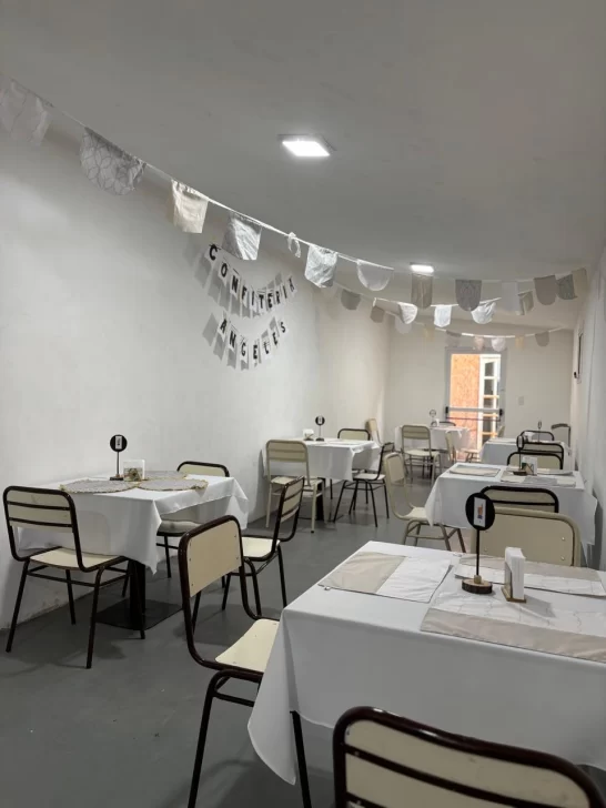  Las mesas listas para recibir a los 14 invitados e invitadas.