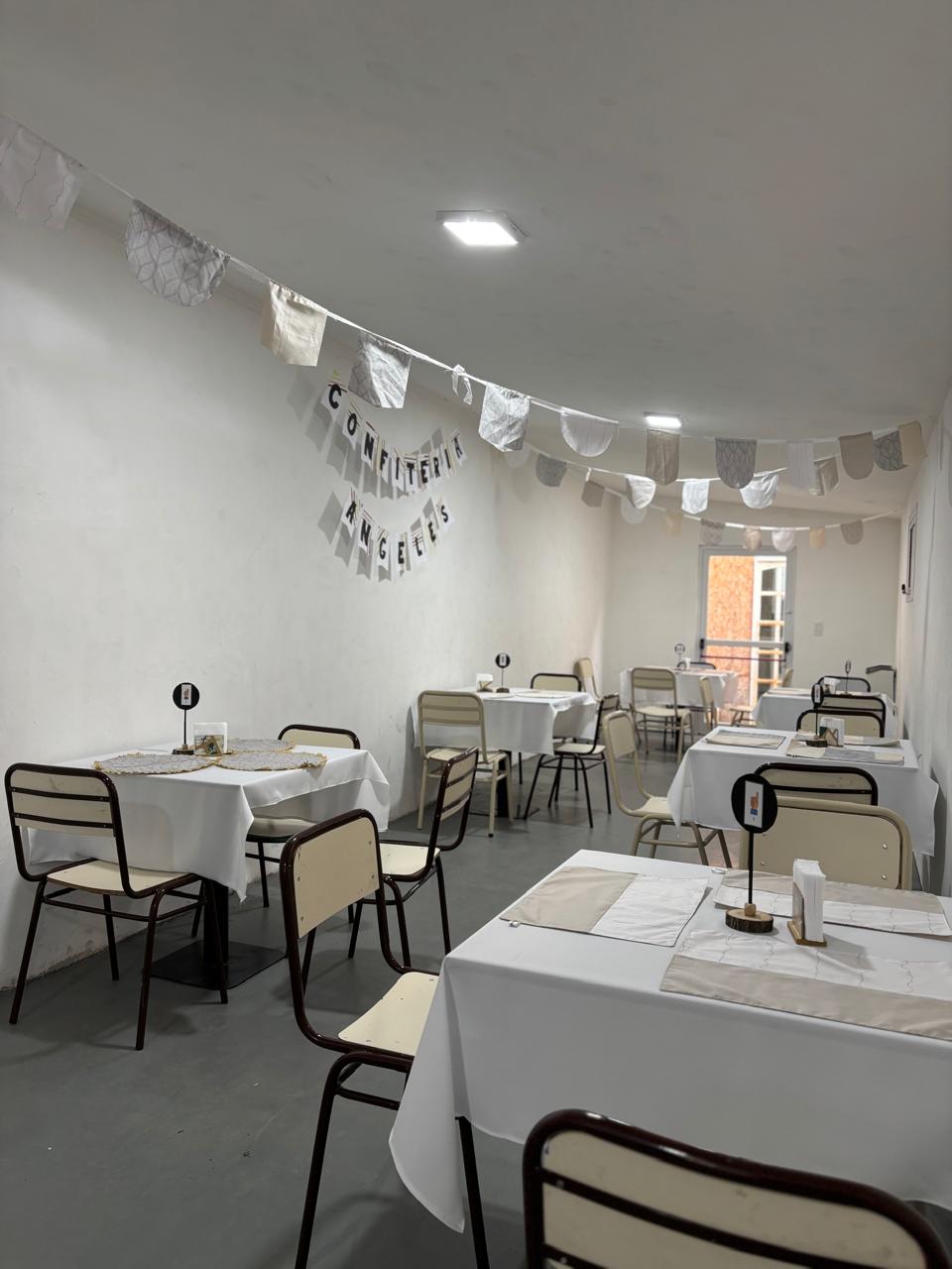  Las mesas listas para recibir a los 14 invitados e invitadas.