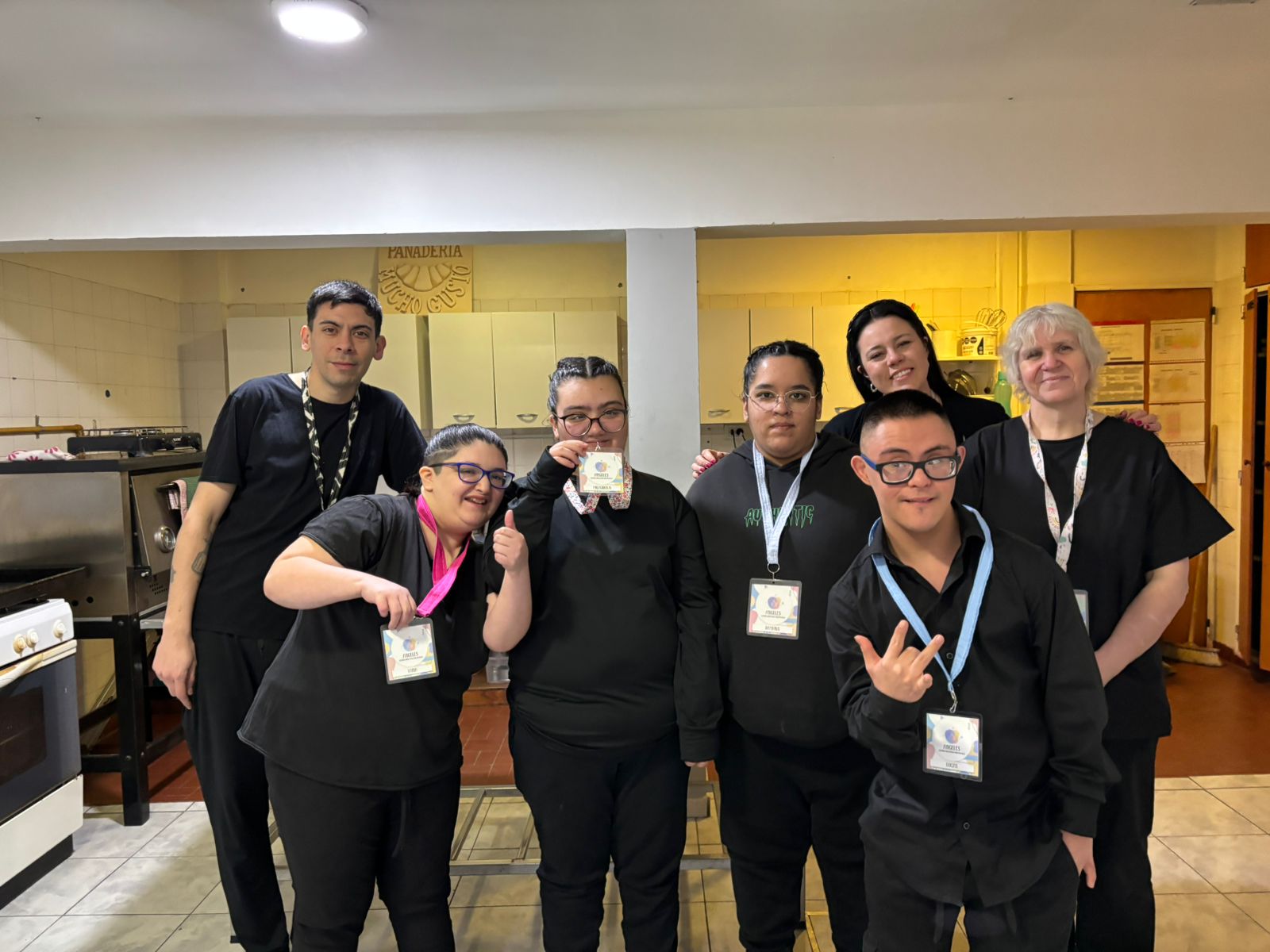  A cargo de los jóvenes, la Confitería CET abrió este miércoles durante dos horas.