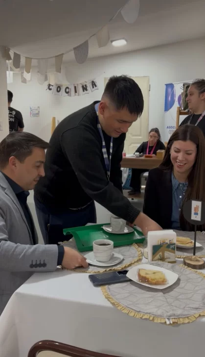  En pleno servicio de mesa.