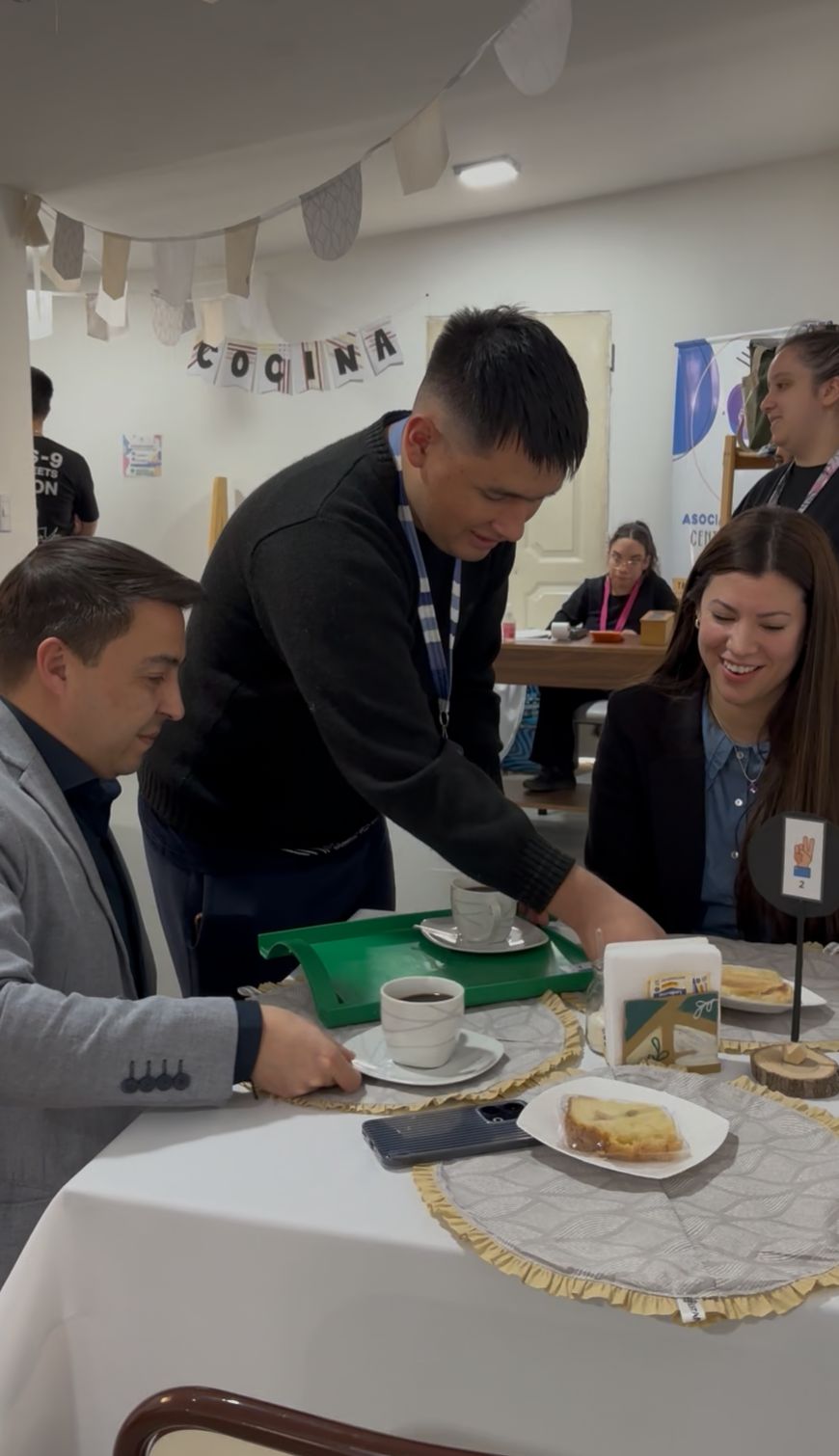  En pleno servicio de mesa.