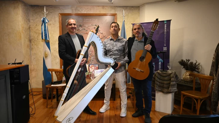  Guido Espeche en bajo y Héctor Rodríguez en guitarra, acompañaron a Cristian Romero.