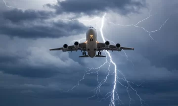 Un avión que iba a El Calafate fue impactado por un rayo y debió regresar a Ezeiza: “Se sintió muy fuerte, como un impacto” Un avión que iba a El Calafate fue impactado por un rayo y debió regresar a Ezeiza: “Se sintió muy fuerte, como un impacto”