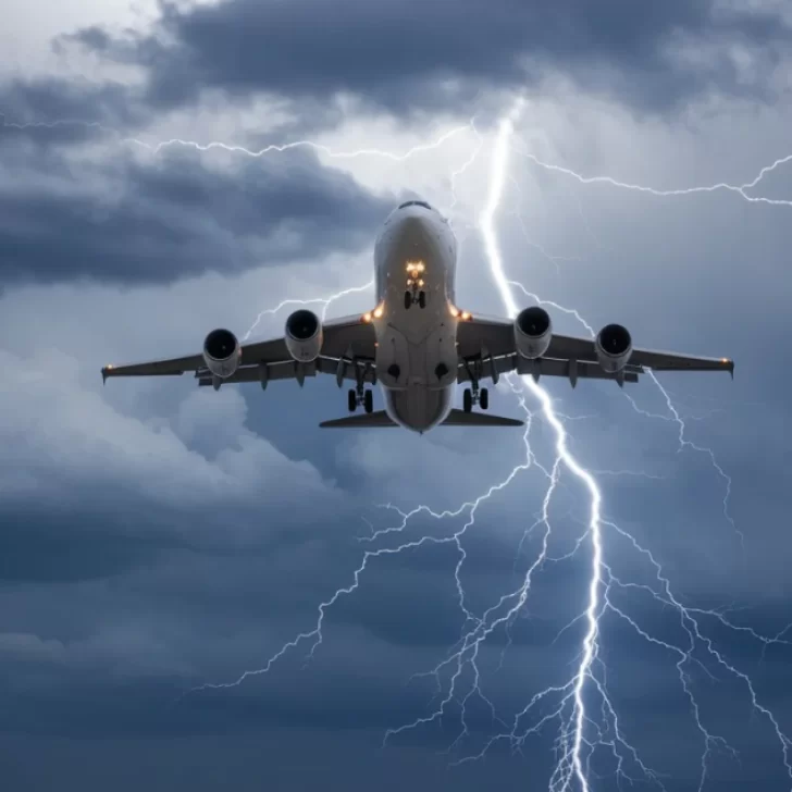 Un avión que iba a El Calafate fue impactado por un rayo y debió regresar a Ezeiza: “Se sintió muy fuerte, como un impacto” Un avión que iba a El Calafate fue impactado por un rayo y debió regresar a Ezeiza: “Se sintió muy fuerte, como un impacto”
