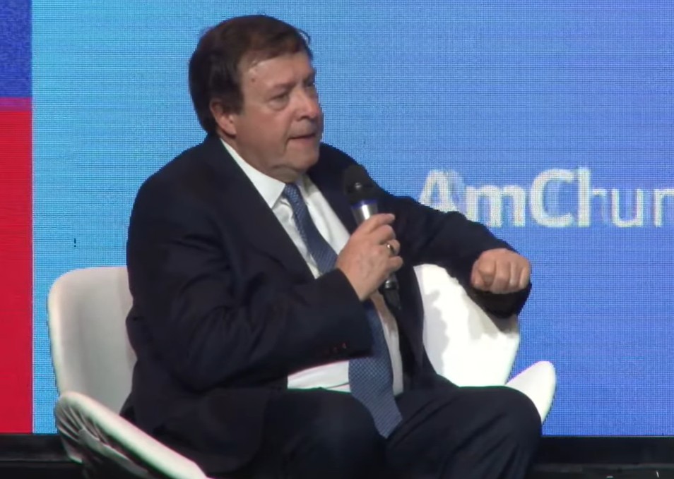  El gobernador de Río Negro, Alberto Edgardo Weretilneck, en uno de los paneles en el Hotel Alvear.