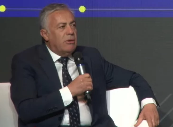  El gobernador de Mendoza, Alfredo Cornejo, en otra de las ponencias en la AmCham Energy Forum 2025.