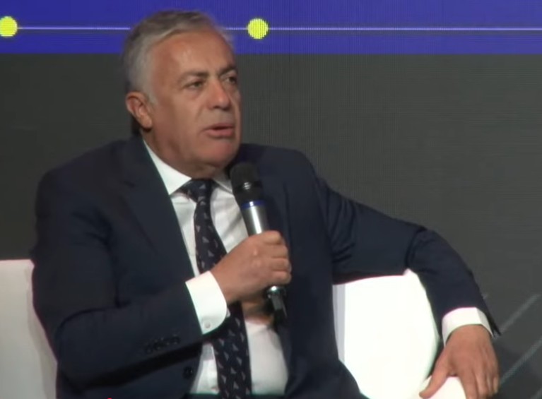  El gobernador de Mendoza, Alfredo Cornejo, en otra de las ponencias en la AmCham Energy Forum 2025.