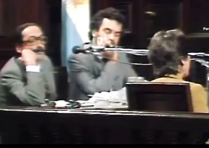  Julio César Strassera, como fiscal, y Luis Moreno Ocampo, como fiscal adjunto observan el testimonio de Adriana Calvo, mamá de Teresa.