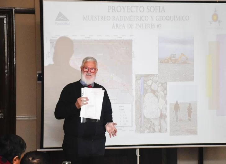  Guillermo Re Kuhl presentó el proyecto ante los presentes, entre ellos, el gobernador Claudio Vidal.