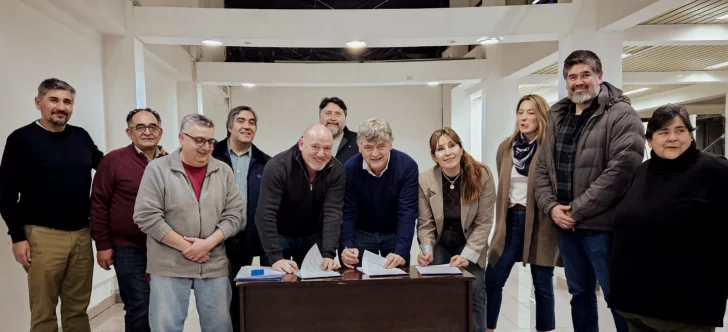  Dirigentes de SER, Encuentro Ciudadano y la UCR, en la firma del compromiso antes de la inscripción como frente electoral.