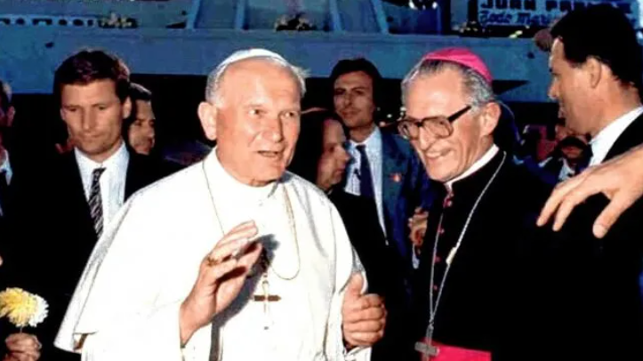  Visita. Karlic recibió en Paraná, en el año 1987, a Juan Pablo II en su visita apostólica a la Argentina.