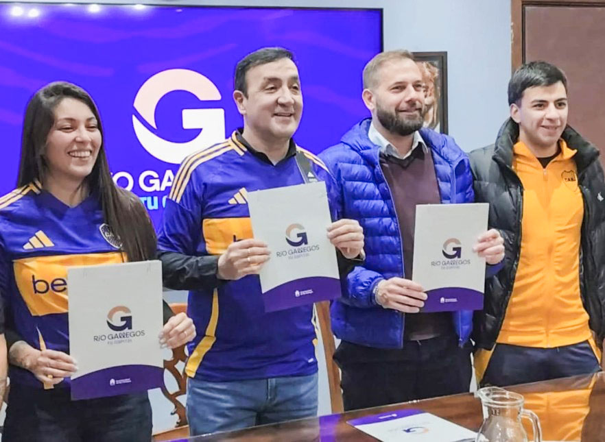  Grasso se puso la de Boca. El Intendente es de River pero posó para la ocasión. En la imagen, junto a Silvina Juárez (Deportes), Pablo Grasso, Pablo Szawarniak (Boca).