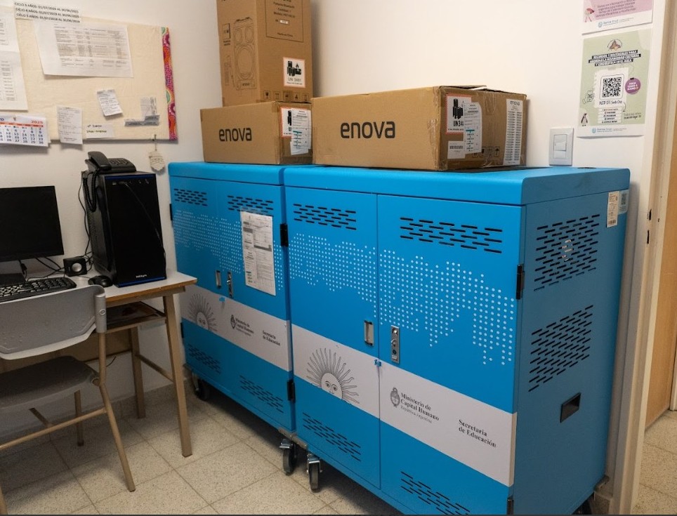  Algunos de los artículos de las Aulas Digitales Móviles que recibirán las instituciones de nivel inicial.