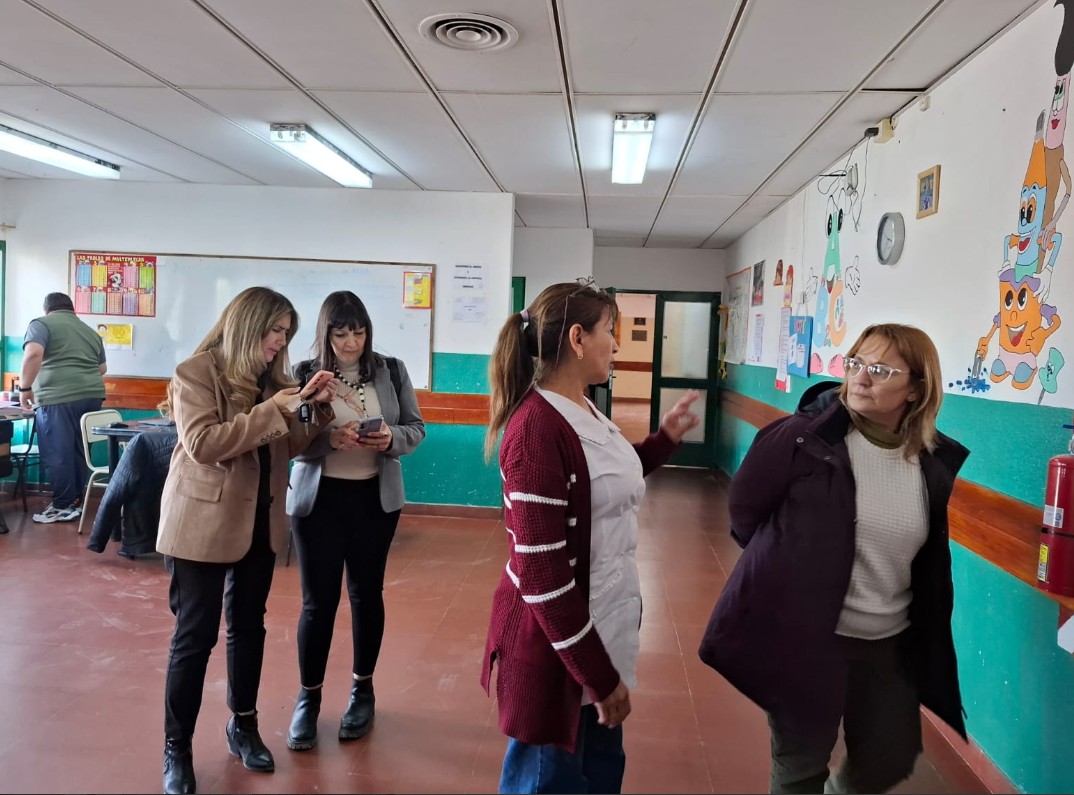  Las funcionarias del CPE recorriendo una de las instituciones educativas.