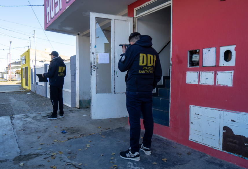  Dos policías con prestaciones en la DDI, en un procedimiento por robo. FOTO: LEANDRO FRANCO/LA OPINIÓN AUSTRAL