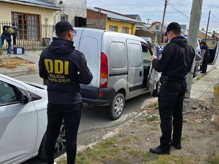  Efectivos de la DDI durante un allanamiento en el barrio Belgrano. FOTO: POLICÍA SANTA CRUZ