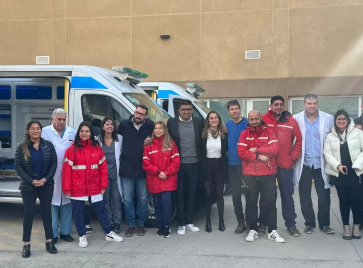 Jairo Guzmán participó de la presentación de dos ambulancias en el SAMIC