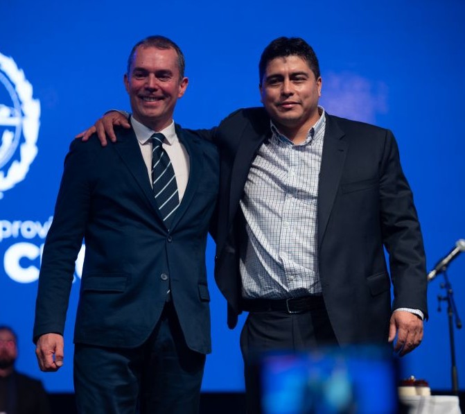  Álvarez junto al gobernador Claudio Vidal.