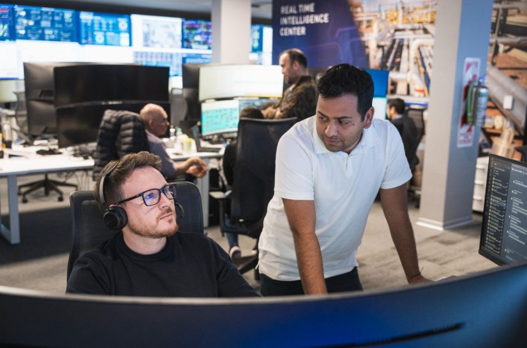  Desde esta sala se controlan más de 2.000 pozos, más de 100 instalaciones, más de 300 recursos de campo.