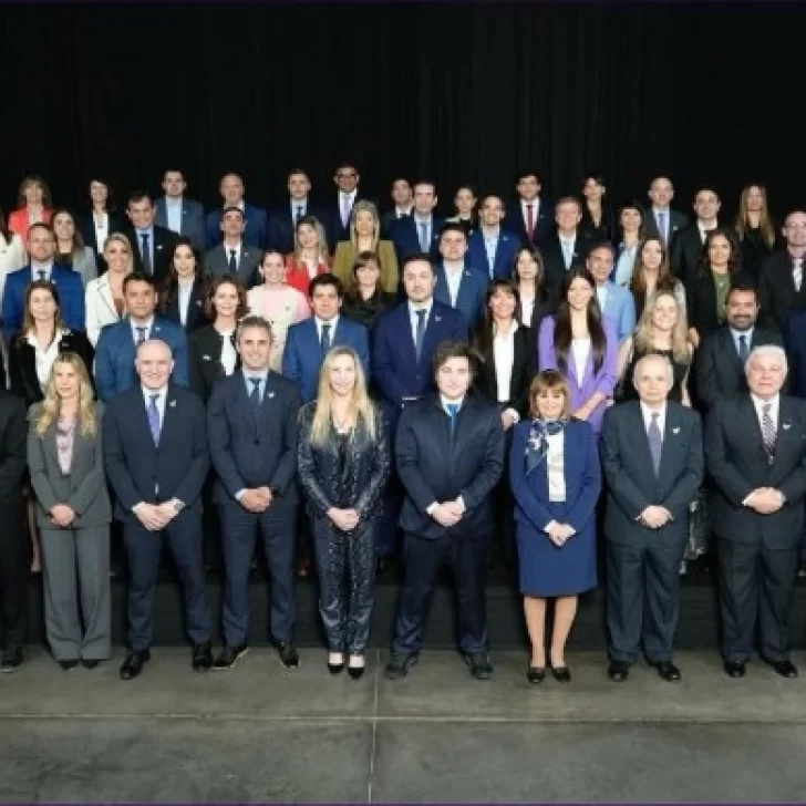 Jairo Guzmán con Karina y Javier Milei en la foto de candidatos de La Libertad Avanza de todo el país