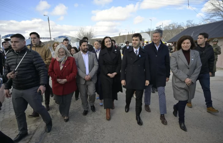  El gobernador y su equipo de gobierno recorrieron las obras junto a la vicepresidenta.