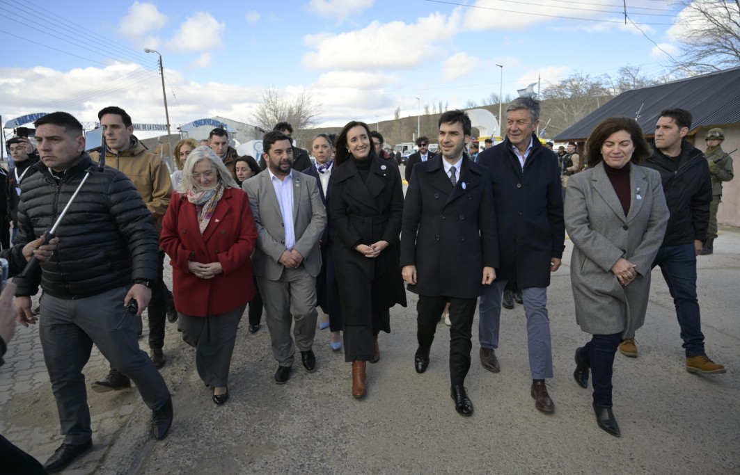  El gobernador y su equipo de gobierno recorrieron las obras junto a la vicepresidenta.