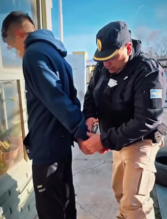  Uno de los sospechosos siendo ingresado a una seccional. (FOTO: MINISTERIO DE SEGURIDAD)