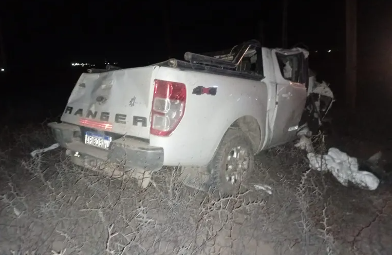  La camioneta quedó completamente destrozado. (FOTO: LM NEUQUÉN)
